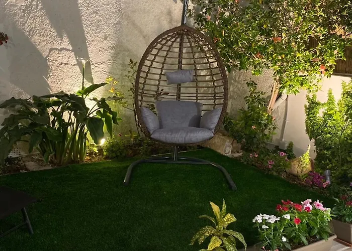 Ivy, 4 Minutes From The Sea 하니아